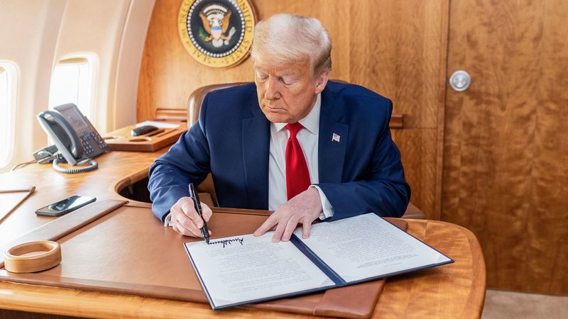 Governo Trump impõe novas tarifas sobre móveis e madeira em medida protecionista