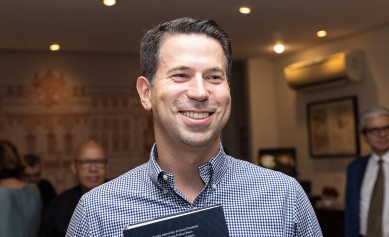 Agentes de imigração dos EUA prendem professor da USP que atirou com arma de pressão perto de sinagoga