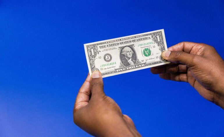 Dólar abre em leve alta nesta terça-feira após Copom dizer que manutenção de juros é adequada