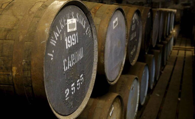 Tarifas de Trump e pressão do custo de vida provocam excesso de estoque de uísque escocês