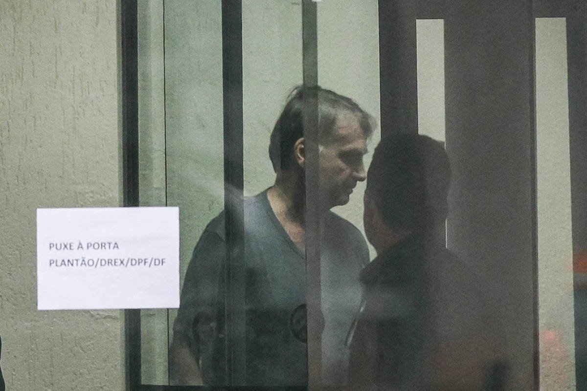 Aliados comparam Bolsonaro com Clezão e cobram prisão domiciliar