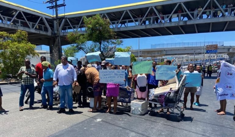 Ambulantes protestam na ACM após queda no movimento na antiga rodoviária