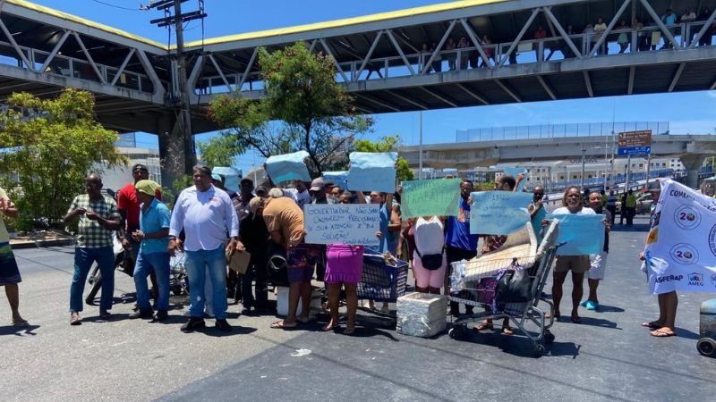 Ambulantes protestam na ACM após queda no movimento na antiga rodoviária
