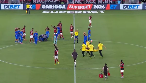Jogador do Sampaio Corrêa sofre convulsão durante partida no Maracanã