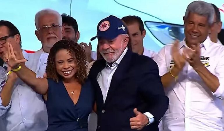 Prefeita de Gandu emociona público em evento com Lula
