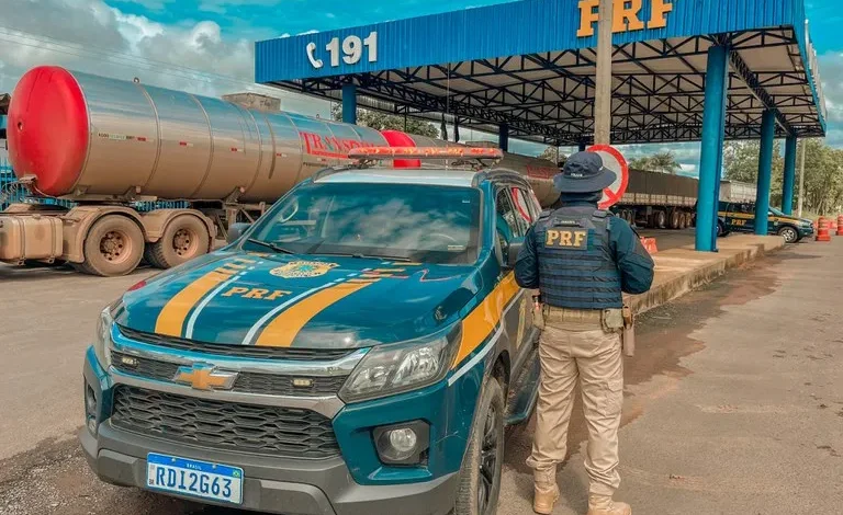 PRF intercepta táxi com suspeitos de envolvimento na morte de cabo da PM