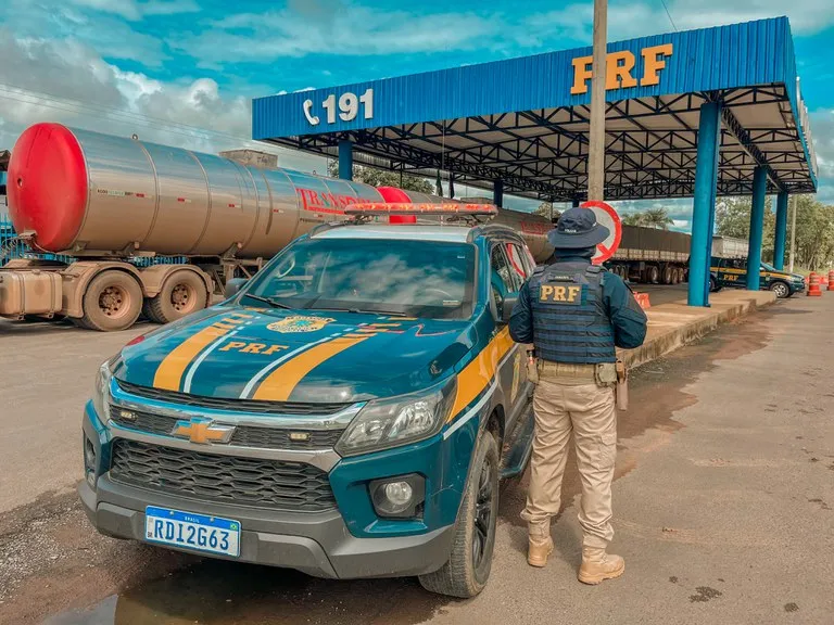 PRF intercepta táxi com suspeitos de envolvimento na morte de cabo da PM