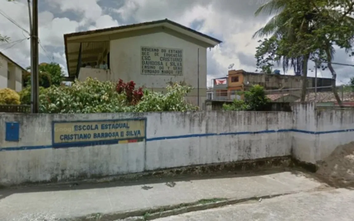 Adolescente esfaqueia três colegas dentro de escola em Pernambuco