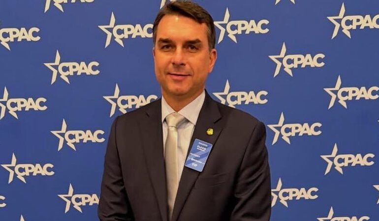 Flávio Bolsonaro critica “PL da Misoginia” e aponta motivação política