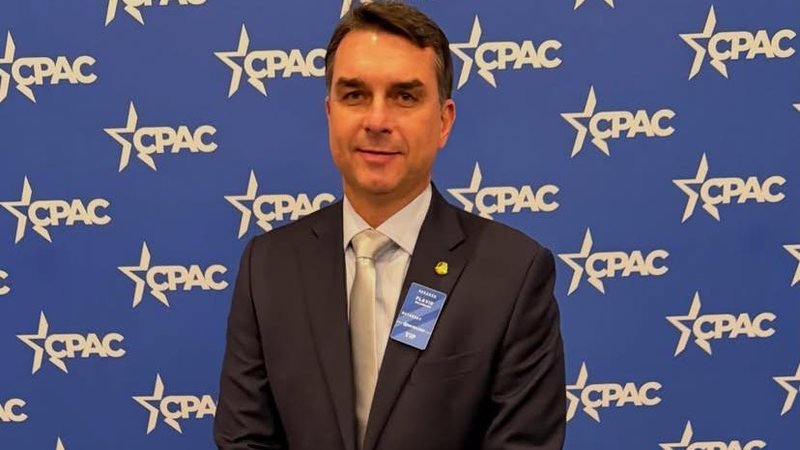 Flávio Bolsonaro critica “PL da Misoginia” e aponta motivação política