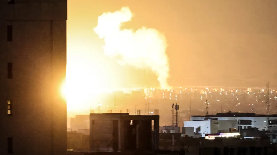 Israel intensifica ataques contra alvos no Irã