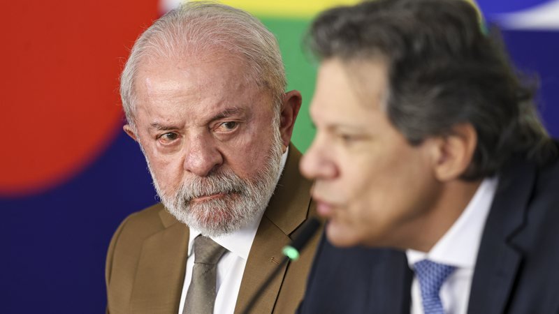 Lula zera impostos sobre diesel para conter alta dos preços
