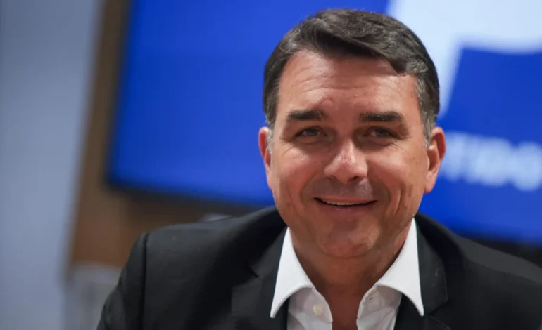 Flávio Bolsonaro reforça equipe para 2026