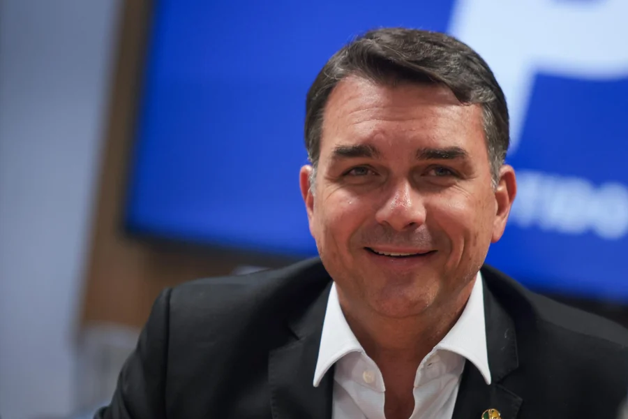Flávio Bolsonaro reforça equipe para 2026
