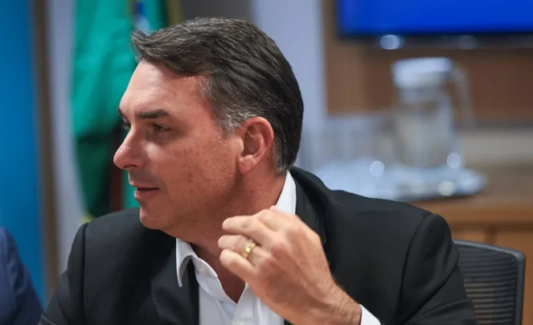 Flávio Bolsonaro pede inclusão de ministros em CPI