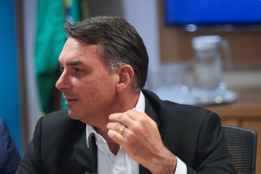 Flávio Bolsonaro pede inclusão de ministros em CPI