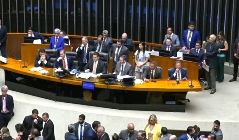 Câmara derruba vetos de Lula ao PL da Dosimetria