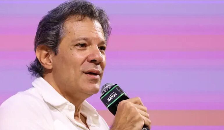 Haddad critica Flávio Bolsonaro em congresso do PT