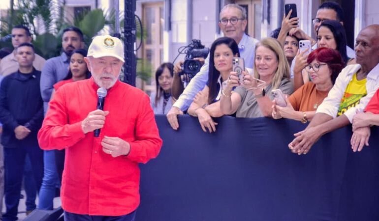 Lula brinca com Margareth Menezes e manda recado político em Salvador