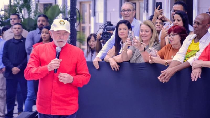 Lula brinca com Margareth Menezes e manda recado político em Salvador