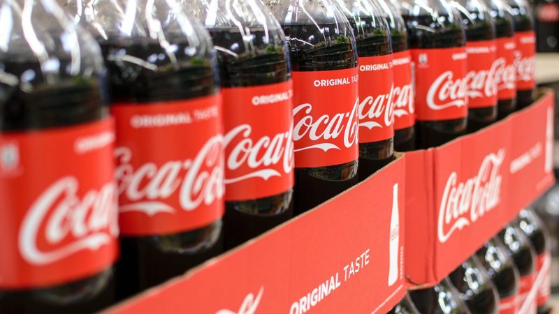 Coca-Cola vai encerrar produção de embalagens maiores no Brasil