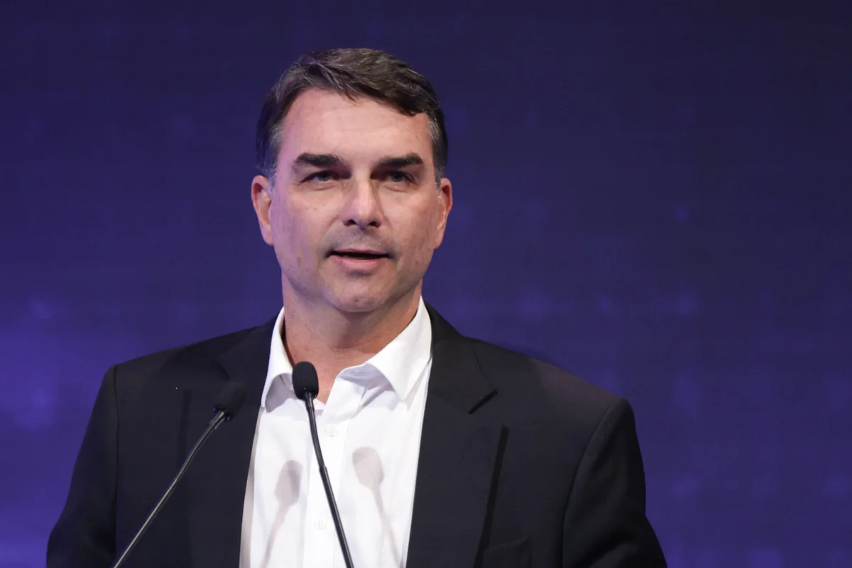 PF conclui inquérito contra Flávio Bolsonaro